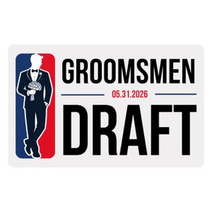 Może przedstawiać: Prostokątny znak z napisem "GROOMSMEN DRAFT" pogrubioną czcionką. Data "05.31.2026" jest czerwona. Sylwetka osoby w smokingu trzymającej kwiaty znajduje się po lewej stronie, z niebieskim i czerwonym tłem.
