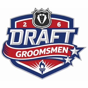 Puede incluir: Un logotipo en forma de escudo con una combinación de colores rojo, blanco y azul. La palabra "DRAFT" está en letras blancas en negrita en 3D. Debajo, la palabra "GROOMSMEN" está en letras blancas. El logotipo incluye un icono de esmoquin y dos estrellas.