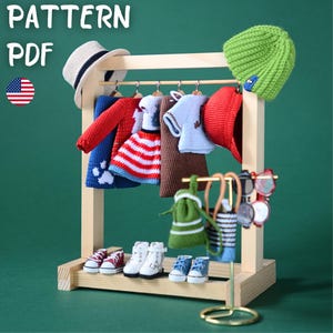 Op de afbeelding: Een set van drie keramische mokken met een gespikkelde, matte afwerking. De mokken zijn in crème, lichtgrijs en donkergrijs. Elke mok heeft een eenvoudig, minimalistisch ontwerp en een afgeronde handgreep.