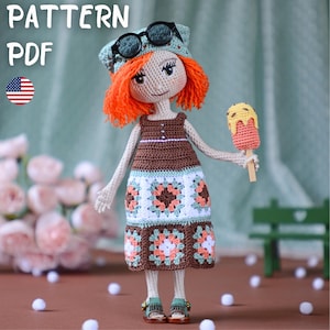 Puede incluir: Muñeca de ganchillo con pelo naranja, vestida con un vestido marrón y blanco, sandalias verdes y gafas de sol. La muñeca sostiene un helado de ganchillo. La imagen incluye el texto "PATTERN PDF" y una bandera estadounidense.