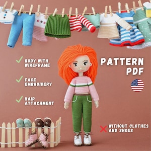 Puede incluir: Una muñeca de ganchillo hecha a mano con cabello naranja, que lleva un suéter rosa y blanco a rayas y pantalones verdes. La muñeca tiene rasgos faciales bordados y se muestra con ropa de ganchillo en miniatura. Incluye el texto "PATTERN PDF".
