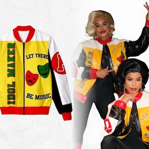 Puede incluir: Una chaqueta bomber Idol Maker amarilla, blanca, negra y roja con el texto "LET THERE BE MUSIC" y máscaras de teatro. La chaqueta tiene los números "1" y "3" en las mangas. Dos personas llevan la chaqueta.