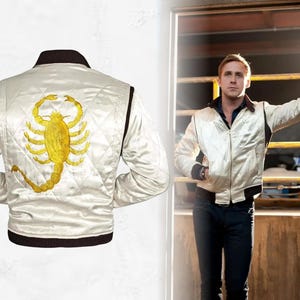 Puede incluir: Chaqueta de satén color crema con un escorpión dorado bordado en la espalda. La chaqueta tiene cuello, puños y ribetes negros. Está cerrada con cremallera y tiene un diseño acolchado.