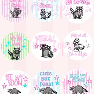 Pu&ograve; includere: Una collezione di adesivi rotondi con illustrazioni di procioni. Ogni adesivo presenta un design diverso, con frasi come "See Ya Soon" e "Cute but Feral" in testo rosa e blu. I procioni sono raffigurati in varie pose.