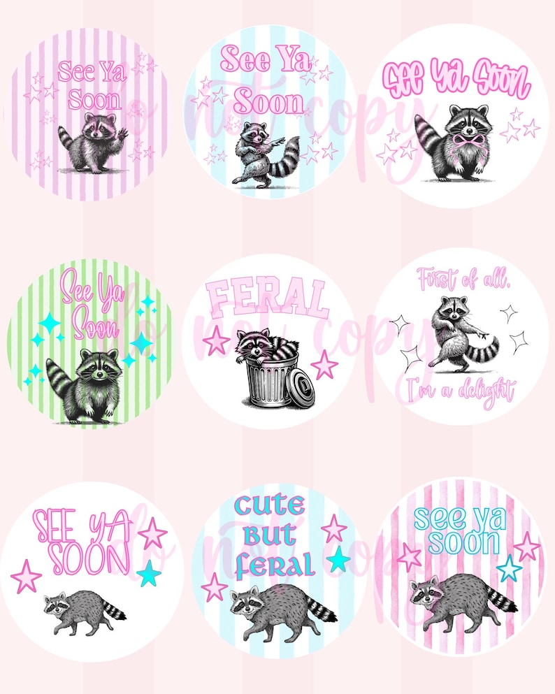 Pu&ograve; includere: Una collezione di adesivi rotondi con illustrazioni di procioni. Ogni adesivo presenta un design diverso, con frasi come "See Ya Soon" e "Cute but Feral" in testo rosa e blu. I procioni sono raffigurati in varie pose.