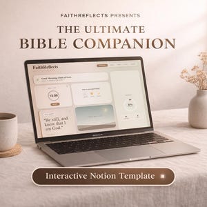 Può includere: Un laptop che mostra "The Ultimate Bible Companion" con il logo FaithReflects. Una tazza di caffè e un piccolo vaso con fiori secchi sono su un tavolo. Il testo "Interactive Notion Template" è in basso.