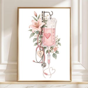 Pode incluir: Uma impressão de arte de parede emoldurada apresentando uma bolsa de soro médico cheia de líquido rosa e um ícone de coração, acompanhada por um estetoscópio rosa e uma etiqueta de madeira em forma de coração com o texto Thank You e lírios.