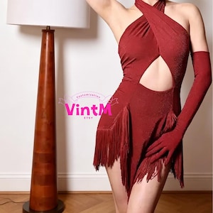 Könnte beinhalten: Ein bordeauxfarbenes Neckholder-Kleid mit Schlüsselloch-Ausschnitt und Fransen. Das Kleid wird mit passenden langen Handschuhen kombiniert. Der Etsy-Shop-Name "VintM" ist sichtbar.