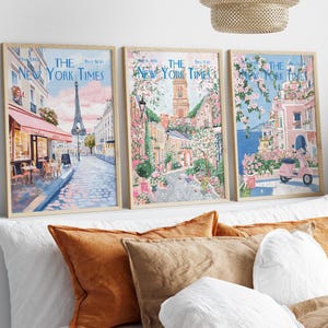 Conjunto de 3 pôsteres vintage da capa da revista New York Times em tons de azul suave, uma colagem de parede moderna e retrô com o estilo europeu do NYT.