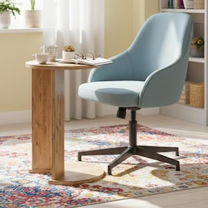 Puede incluir: Una silla de oficina azul claro con respaldo curvo y base marrón oscuro. Una pequeña mesa auxiliar redonda de madera está al lado de la silla, con un libro, gafas y dos tazas encima. La mesa mide 61 cm de alto.