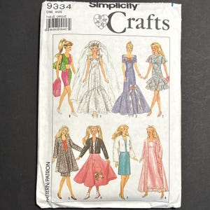 May include: Simplicity Crafts sewing pattern featuring illustrations of various dresses, including a wedding gown, a mermaid-style gown, and a dress with ruffled sleeves. The pattern includes the number 9334 and the words "ONE SIZE" and "TAILLE UNIQUE".