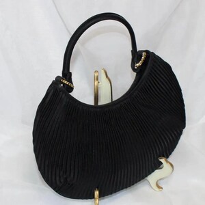 Bolso de mano vintage Preston and York de satén plisado y diamantes de imitación en color negro