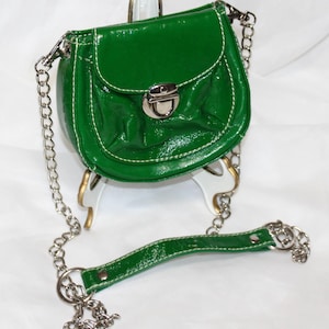 Lindo bolso de hombro de vinilo verde con caramelos vintage