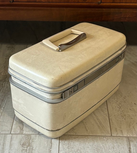 Sweet Vintage Samsonite Silhouette Off White Trai… - image 3