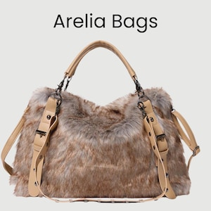 Peut inclure: Logo Arelia Bags au-dessus d'un grand sac à main en fausse fourrure. Le sac a un extérieur en fausse fourrure marron et grise, avec des sangles et des poignées en cuir beige. Le sac a une bandoulière et une poignée supérieure.