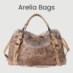 Peut inclure: Arelia Bags. Sac à main en fausse fourrure avec des sangles et des poignées en cuir beige. Le sac présente un aspect doux et texturé avec un mélange de tons bruns et gris. Il possède une poignée supérieure et deux bandoulières.