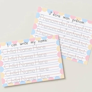Könnte beinhalten: Zwei rechteckige Lernkarten mit einem Rand aus pastellfarbenen rosa, blauen und gelben Kreisen. Eine Karte zeigt den Text "I can write my name:" mit fünf Zeilen gepunktetem Text "Child Name Here". Die andere Karte enthält französischen Text.