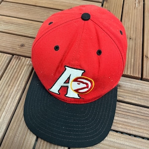 Gorra roja vintage de los 90 con cierre ajustable de los Atlanta Hawks, bordada.