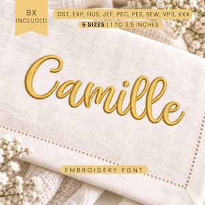 Könnte beinhalten: Eine Stickdatei mit dem Namen Camille in goldener Schreibschrift auf weißem Leinenstoff. Der Text enthält BX included, die Formate DST, EXP, HUS, JEF, PEC, PES, SEW, VP3, XXX sowie 6 Größen von 2,54 bis 8,89 cm.