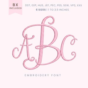 Op de afbeelding: Een roze geborduurd monogram met de letters ABC in een vloeiend schrift. Het ontwerp bevat de tekst "EMBROIDERY FONT" en "6 MATEN | 2.5 tot 9 cm". De afbeelding heeft een zachte, lichtroze achtergrond.