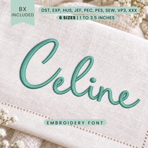 Peut inclure: Un motif de police de broderie affichant le nom Celine en écriture cursive sarcelle sur un tissu en lin blanc. L'image contient du texte indiquant BX inclus, les formats DST, EXP, HUS, JEF, PEC, PES, SEW, VP3, XXX et 6 tailles de 2,5 à 8,9 cm.