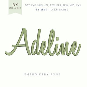 Puede incluir: Fuente de escritura verde claro con la palabra "Adeline" sobre un fondo blanco. El texto está en cursiva, con un efecto 3D. La imagen también indica que es una fuente de bordado, con 6 tamaños disponibles, de 2,5 a 8,9 cm.