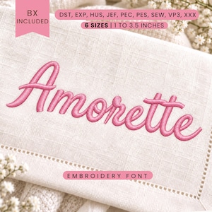 Puede incluir: Un diseño de fuente de bordado con la palabra Amorette en hilo rosa sobre tela de lino blanca. El texto incluye BX INCLUDED, 6 SIZES | 2,54 A 8,89 CM, EMBROIDERY FONT y los formatos de archivo DST, EXP, HUS, JEF, PEC, PES, SEW, VP3, XXX.
