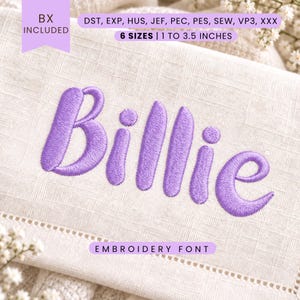 Può includere: Un design di carattere per ricamo con il nome Billie cucito in filo viola su tessuto beige chiaro. Il testo include i formati file DST, EXP, HUS, JEF, PEC, PES, SEW, VP3, XXX e indica 6 dimensioni che vanno da 2,54 a 8,89 cm.