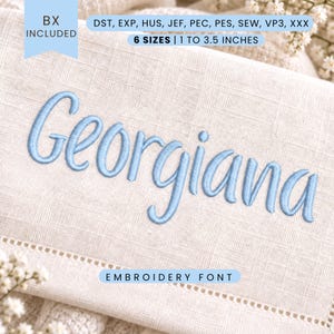 Può includere: Un design di carattere per ricamo con il nome Georgiana cucito in filo azzurro su tessuto color crema. Il testo include i formati file DST, EXP, HUS, JEF, PEC, PES, SEW, VP3, XXX e indica 6 dimensioni da 2,54 a 8,89 cm.