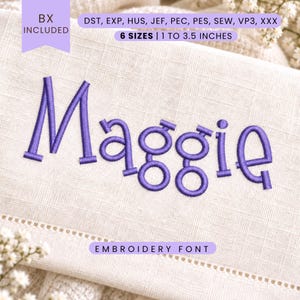 Può includere: Un design di carattere per ricamo che mostra il nome Maggie in filo viola su tessuto beige chiaro. Il testo include BX included, i formati file DST, EXP, HUS, JEF, PEC, PES, SEW, VP3, XXX e 6 dimensioni da 2,54 a 8,89 cm di altezza.