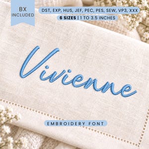 Pode incluir: Um design de bordado com o nome Vivienne em uma fonte cursiva azul sobre tecido bege claro. O texto inclui BX INCLUDED, formatos DST, EXP, HUS, JEF, PEC, PES, SEW, VP3, XXX, 6 TAMANHOS | 2,54 A 8,89 CM e EMBROIDERY FONT.