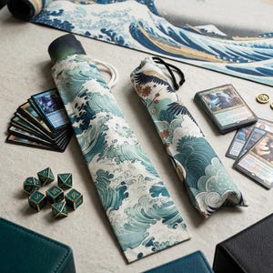 Spielmattentasche / Playmat Bag für TCG wie Magic, Pokémon, Yu-Gi-Oh! | Handgenäht, leicht, schützt unterwegs | Turniere & Spieleabend