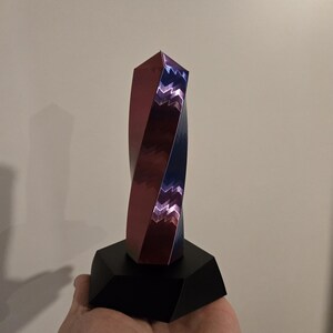 Helix Obelisk 20cm | Massiver Energie-Turm + Antenne | Twisted Hexagon Design mit schwerem Stahlkern | Schwarz & Kupfer / Tricolor Lila