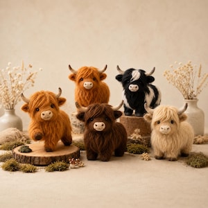 Könnte beinhalten: Fünf Highland-Rinder-Plüschfiguren mit zotteligem Fell in Ingwer, Dunkelbraun, Schwarz-Weiß und Creme. Jedes Spielzeug hat geschwungene Hörner, eine weiche Schnauze und dunkle Augen und steht auf Holzscheiben oder Flächen mit Moos.