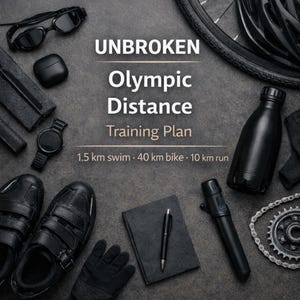 以下が含まれることがあります： 黒色のスポーツ用品とアクセサリーが、濃い灰色の背景に配置されています。時計、靴、ウォーターボトル、サングラス、1.5km水泳、40km自転車、10kmランニングを含むトレーニングプランが含まれています。