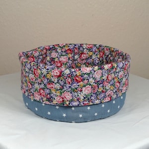 Cesta de pães e frutas - rosas azuis, rosas brancas, flores, estrelas