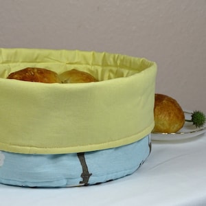 Cesta de pães e frutas - flor de maçã azul amarela