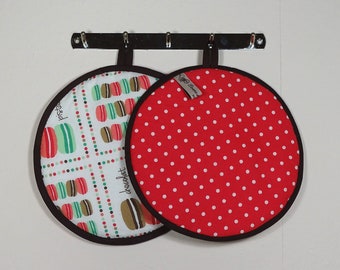 Pot holders round macarons pink polkadots set of 2