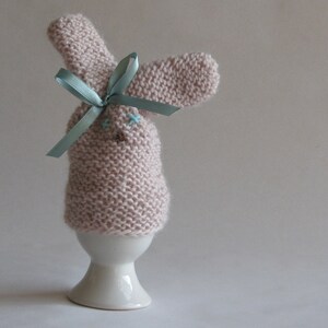 Osterhase Eierwärmer - blush handgestrickt mit Schleife
