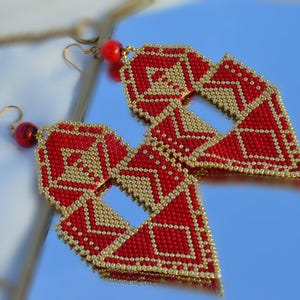 Puede incluir: Una taza de cerámica blanca con un asa negra y el texto "But First, Coffee" en negro, en negrita. La taza está sobre una superficie blanca. La taza mide aproximadamente 10 cm de alto.