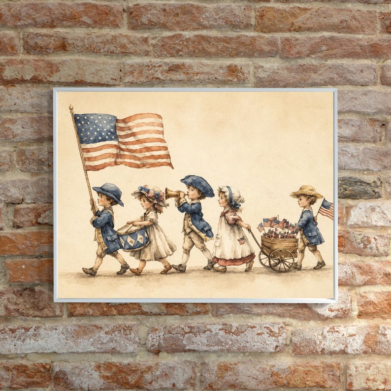 Op de afbeelding: Een aquarelillustratie toont vijf kinderen in koloniale kleding die in een parade marcheren. E&eacute;n kind draagt een grote Amerikaanse vlag, een ander bespeelt een trommel, &eacute;&eacute;n blaast op een hoorn en de laatste trekt een houten kar met vlaggetjes.