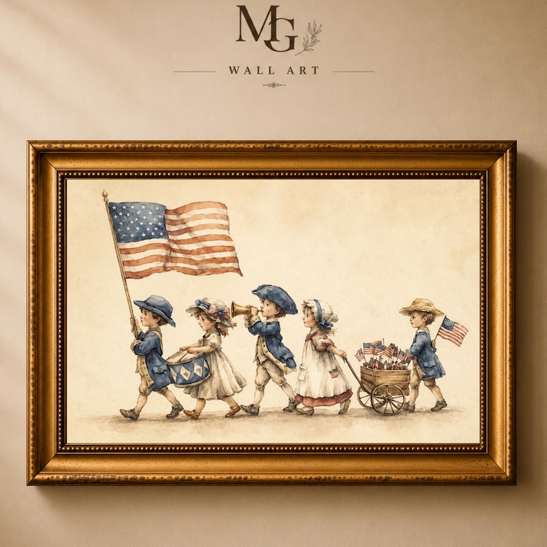 Op de afbeelding: Een ingelijste wandkunstprint met een aquarelillustratie van vijf kinderen in koloniale kleding die in een parade marcheren. Ze dragen een grote Amerikaanse vlag, een trommel, een trompet en een houten karretje gevuld met kleine vlaggetjes.