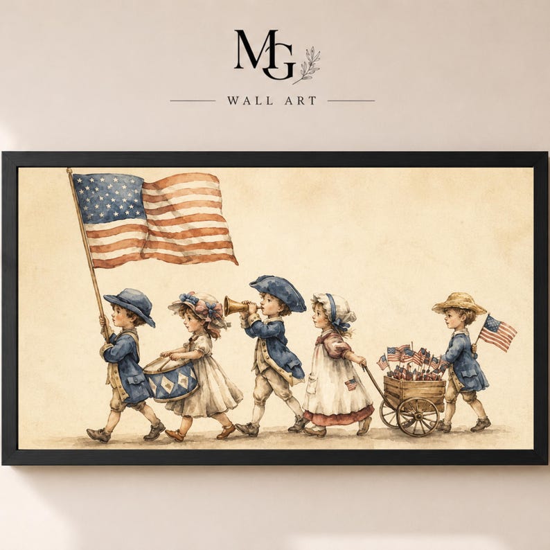 Op de afbeelding: Een ingelijste wandkunstprint met een aquarelillustratie van vijf kinderen in historische kleding die in een parade marcheren. Ze dragen een grote Amerikaanse vlag, een trommel, een koperen hoorn en een houten kar gevuld met kleine vlaggetjes.