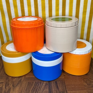 以下が含まれることがあります： オレンジ、イエロー、ブルー、ベージュなど、さまざまな色のヴィンテージ断熱ランチコンテナ5個。コンテナは、隆起したデザインの白い蓋が付いています。