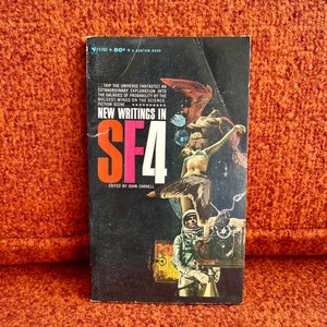 Puede incluir: Una portada de libro de bolsillo vintage con fondo negro e ilustraciones coloridas. El título es "New Writings in SF4" y el libro está editado por John Carnell.
