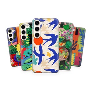 Pode incluir: Uma coleção de cinco capas de telemóvel com designs abstratos e coloridos. As capas apresentam vários padrões, incluindo pássaros, flores e formas geométricas. As capas são projetadas para caber em um smartphone.