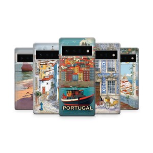 Peut inclure: Plusieurs coques de téléphone avec des illustrations colorées de scènes portugaises. Les coques présentent des images de bateaux, de bâtiments et de vues côtières. Le mot "PORTUGAL" est imprimé sur l'une des coques.