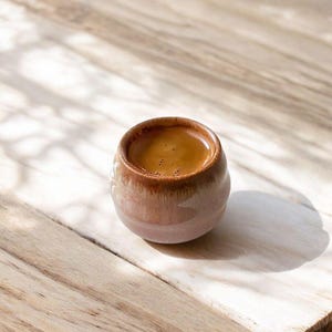 Puede incluir: Un letrero de madera hecho a mano con el texto "Welcome to our home" en un estilo manuscrito. El letrero pintado de blanco presenta letras negras y un acabado envejecido, perfecto para la decoración del hogar.