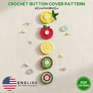Könnte beinhalten: Eine Häkelanleitung für Knopfbezüge mit dem Titel CROCHET BUTTON COVER PATTERN von @CrochetWetCo. Das Bild zeigt fünf kreisförmige Häkelstücke, die wie Fruchtscheiben aussehen: eine gelbe Zitrone mit Blatt, ein roter Apfel, eine gelbe Zitrusfruchtscheibe, eine grüne Kiwi und eine Wassermelonenscheibe, jeweils mit einem weißen Vierlochknopf in der Mitte.