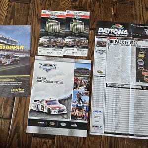 Peut inclure: Ensemble de souvenirs du Daytona 500, comprenant des billets, une brochure avec une voiture de course et un programme de course. Les articles présentent le logo du Daytona International Speedway et des images de course.
